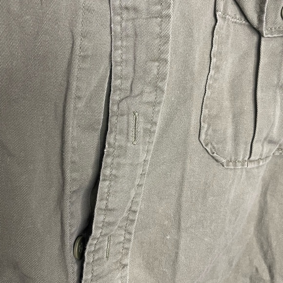 Men’s No Boundaries Collared Army Green Cutoff Shirt - Size Medium - Preloved - Picture 4 of 5